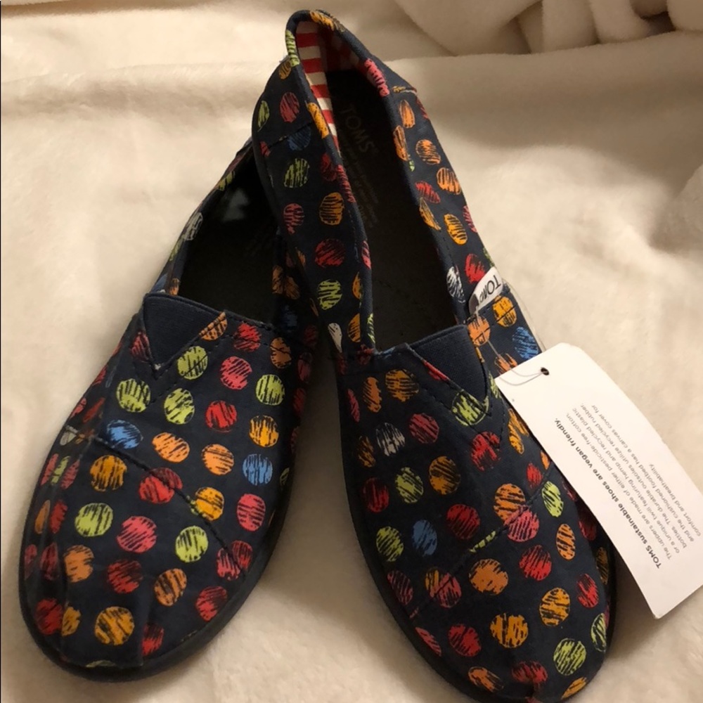 TOMS NWT Y5